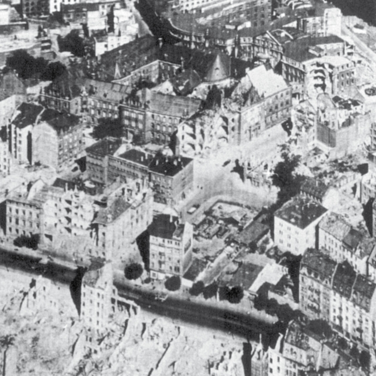 Aerial view of the eastern city centre, ca. 1945: The police prison can be seen in the centre of the left half of the picture.