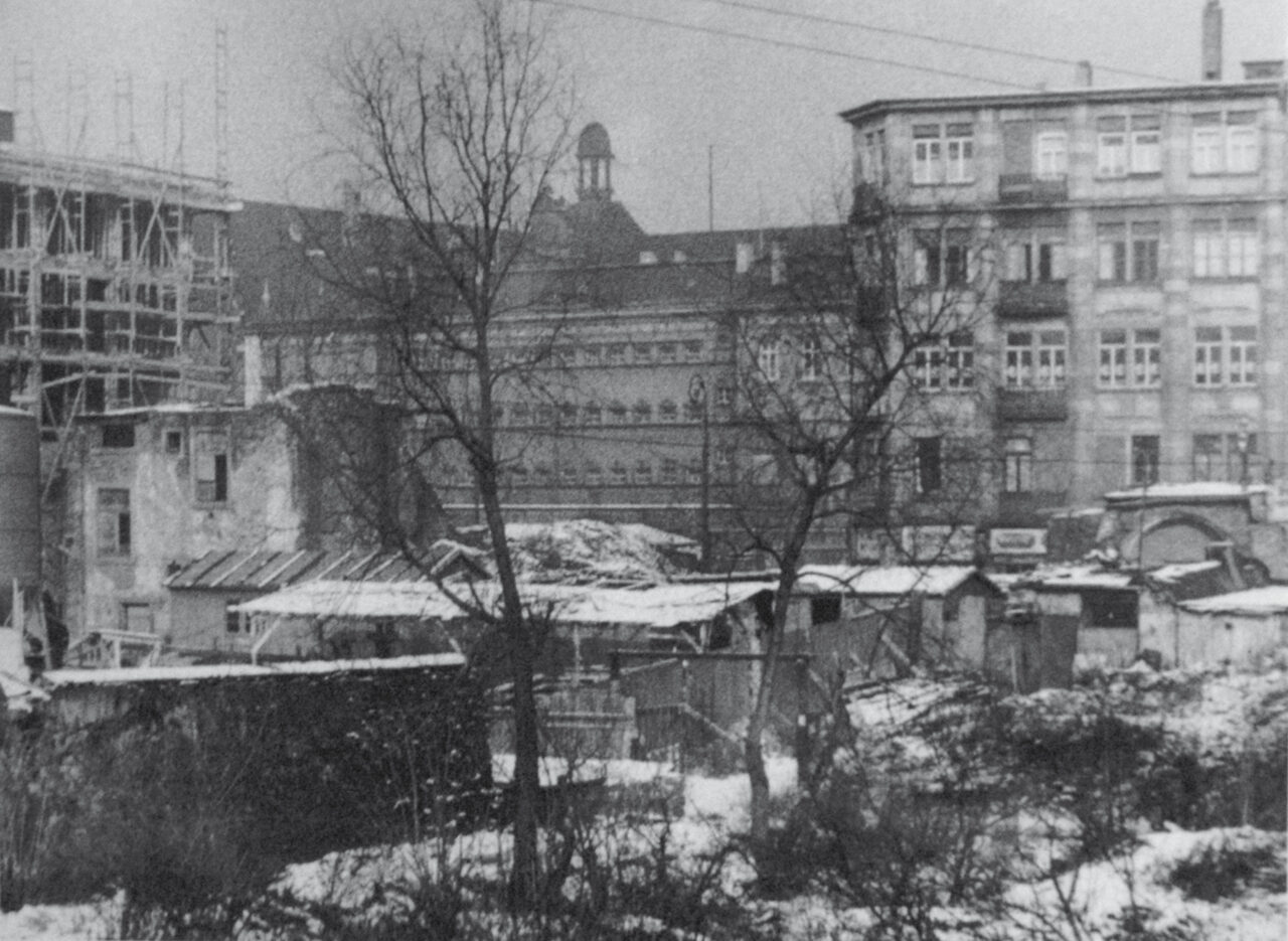 New buildings on the Ostzeil, 1955: The ruins around the Klapperfeld are cleared away. A new building is constructed on the site of the old police headquarters.