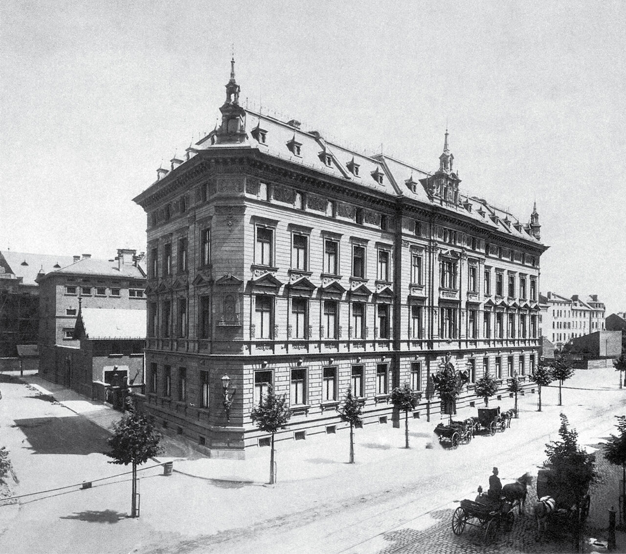 Photo of the no longer preserved police headquarters on Ostzeil and the police prison behind it from a south-westerly direction about two years after their completion