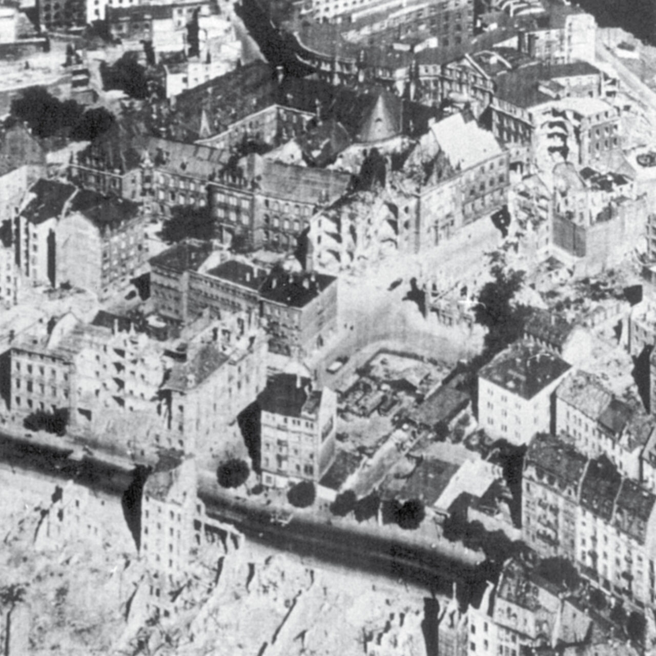 Luftaufnahme der östlichen Innenstadt, ca. 1945: In der Mitte der linken Bildhälfte ist das Polizei­gefängnis zu sehen.